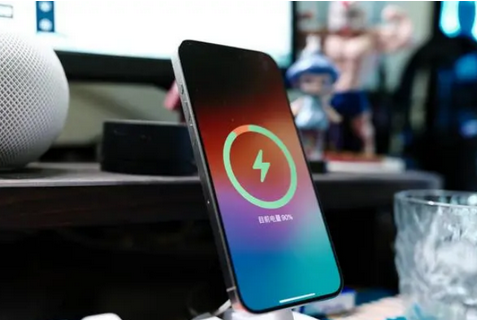 珲春苹果15换屏服务分享用什么充电器给iPhone15充电更好 